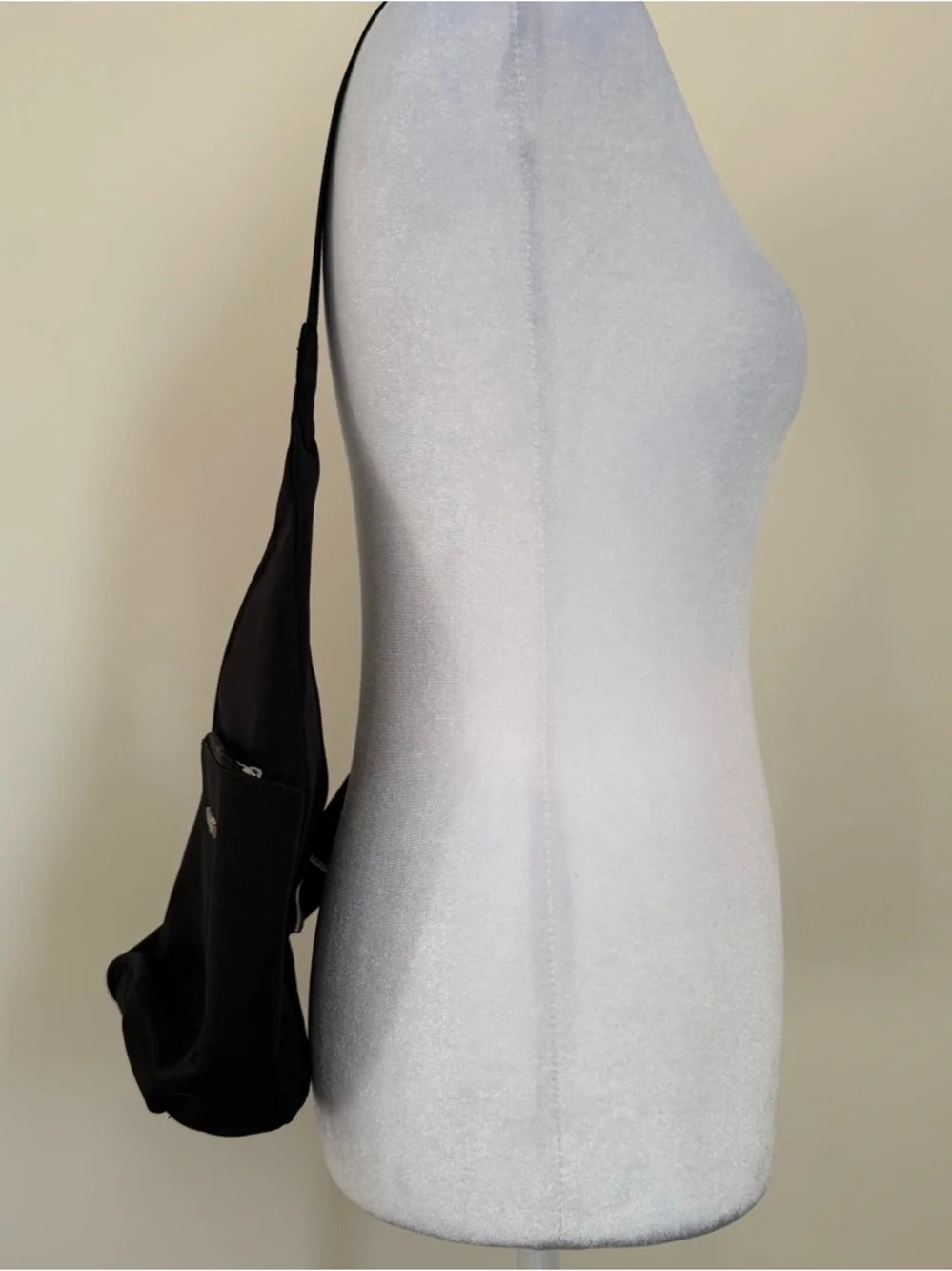 Baggallini Black Sling Mini bag like new - Picture 4 of 11